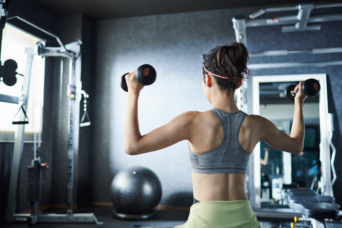 ジムで体を鍛える女性