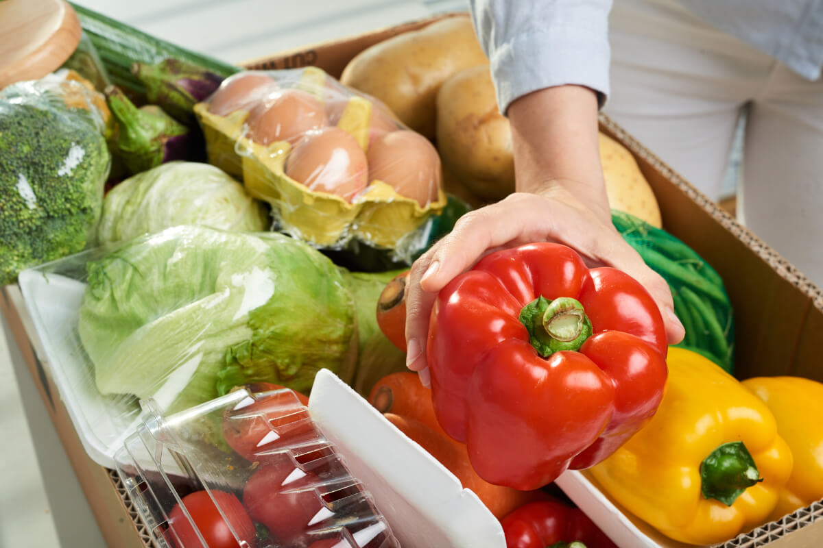 買ってきた野菜や卵などの食材